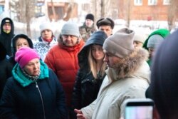 Жители памятников деревянного зодчества в центре Томска на встрече с чиновниками