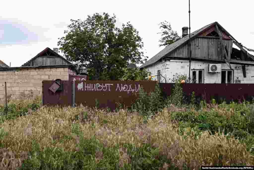 Украина жауынгерлерінің сөзінше, Благодатное азат етілген сәтте ауылда небары екі-ақ тұрғын қалыпты. Соғысқа дейін мұнда 700-ге тарта адам тұрған. Ресей Украинаға қарсы соғыс ашқаннан кейін көп ұзамай, 2022 жылғы наурызда Благодатное ауылын басып алған.