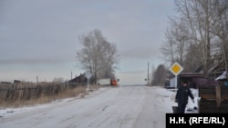 Жительница Букачачи несет воду себе домой