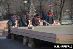 Строительство новогоднего городка в центре Читы