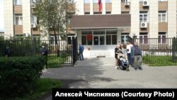 Пикеты в поддержку задержанного журналиста у здания суда в Новокузнецке