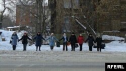 Гражданские активисты напротив здания прокуратуры Томской области