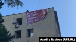 Q.İbrahimov Bakıda yaşadığı evin damında banner asıb.