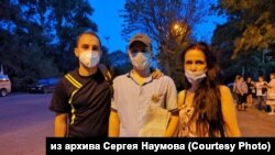 Активист Сергей Наумов и пострадавшие при задержании полицейскими Светлана и Евгений Дильманы 