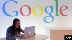 Google қызметкері интернет қарап отыр. (Көрнекі сурет)