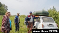 Флора с односельчанами