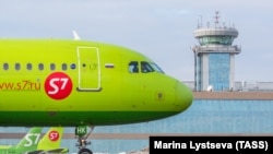 Самолет Airbus A319 компании S7 Airlines в московском аэропорту Домодедово