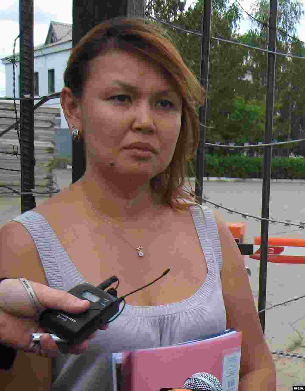 Kazakhstan – Dzhamila Dzhakisheva, Wife of «Kazatomprom» company arrested top-manager, speaks to jornalists in front of Kazakh KNB Detention center. Astana, 04Jun2009 - Супруга арестованного бывшего президента компании «Казатомпром» Джамиля Джакишева дает интервью перед входом в следственный изолятор КНБ. Астана, 4 июня 2009 года. 