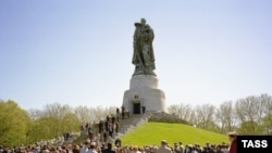 Постсоветтік елдер елшіліктерінің өкілдері, соғыс ардагерлері, Германиядағы қоғамдық ұйымдар өкілдері фашизмнің күйрегеніне 56 жыл толуына байланысты совет әскеріне орнатылған ескерткіш маңында ресми шараға қатысуда. Трептов паркі, Берлин, 9 мамыр 2001 жы