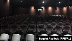 Пустой зал кинотеатра Chaplin Cinema. 