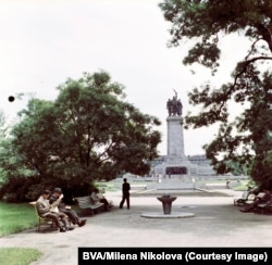 Весна 1961 года в парке рядом с памятником Советской Армии. Советский монумент на дальнем плане демонтировали в декабре 2023 года после десятилетий публичных дебатов