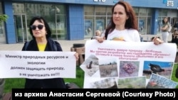 Анастасия Сергеева (справа) на пикете против песчаного карьера в Новосибирске