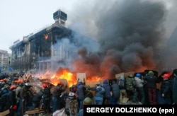 Полицияның соққысына төтеп беру үшін кейбір шерушілер қалқан қолданды. 19 ақпан 2014 жыл