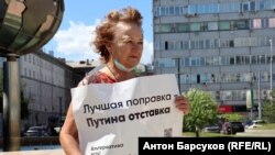 Участница одиночного пикета в Новосибирске