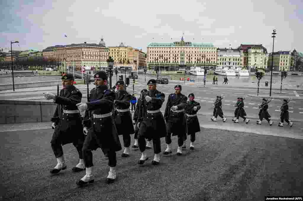 Солдаты Королевской гвардии патрулируют территорию у дворца в Стокгольме. 25 марта. Эти фотографии показывают отличающуюся от других европейских столиц картину &mdash; страны Старого Света изолируют население, массово закрывают предприятия в ответ на вспышку коронавируса.