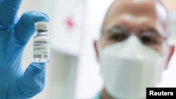 Serbia - A medical worker holds a vial of the Russian Sputnik V coronavirus vaccine in Belgrade, Serbia, January 6, 2021.