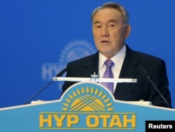 Қазақстан президенті Нұрсұлтан Назарбаев "Нұр Отан" партиясының съезінде. 25 қараша 2011 жыл. (Көрнекі сурет)