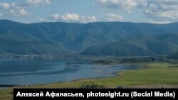 Поселок Култук на юге озера Байкал