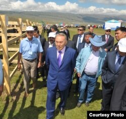 Қазақстан президенті Нұрсұлтан Назарбаевтың Алматы облысының Еңбекшіқазақ ауданы фермерлерімен кездесуге барған кезі. 27 шілде 2011 жыл. (Көрнекі сурет)