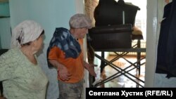 Супруги Сидоровы пытаются оценить ущерб от наводнения. Канск. 03.07.2019