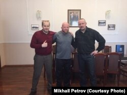 Псков облысының бұрынғы вице-губернаторы Максим Жаворонков, MMA шебері Джефф Монсон және Михаил Петров. Псков. 23 ақпан 2015 жыл