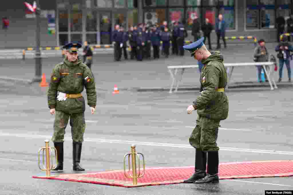 Во Владивостоке тем временем военнослужащие раскатывали красный ковер.&nbsp;