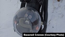 Фрагмент защитного костюма для беременных художника Василия Слонова