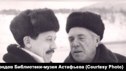 Виктор Астафьев и Валерий Золотухин. Овсянка. 1990-е гг.