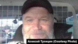 Алексей Тупицин в автозаке после задержания 21 апреля днем